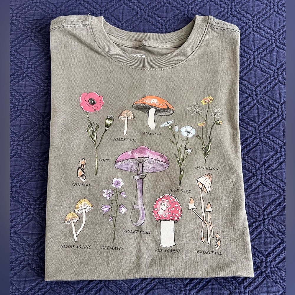 🍄‍🟫 Doe Floral Mushroom Graphic Tee - Olive Size XS